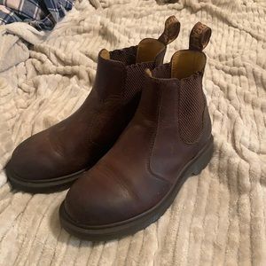 doc martens chelsea boot in brown!